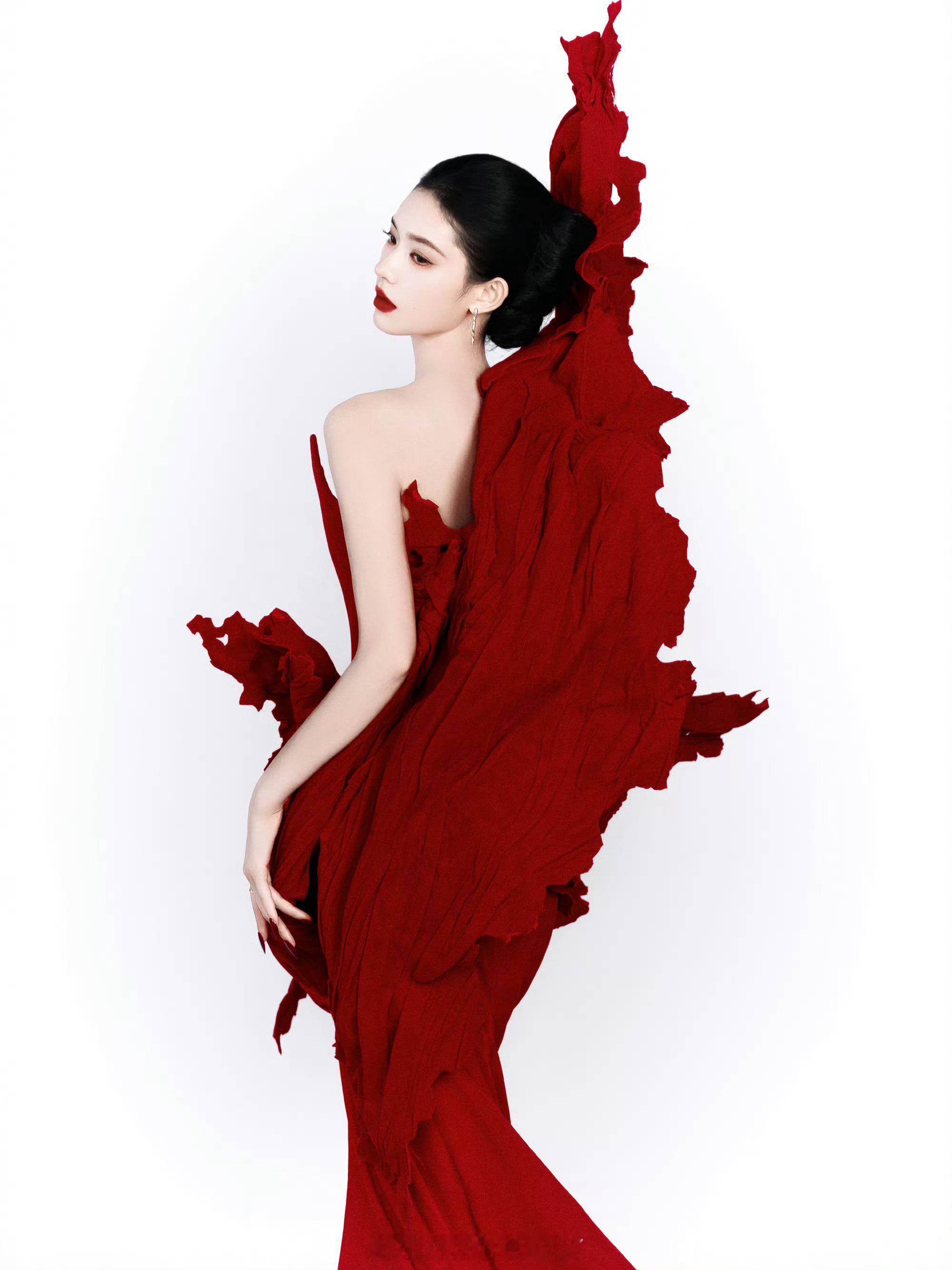 林允芭莎之夜演绎两套小众设计师品牌造型，红毯完全是林允的统治区⬇️p1-p3: 