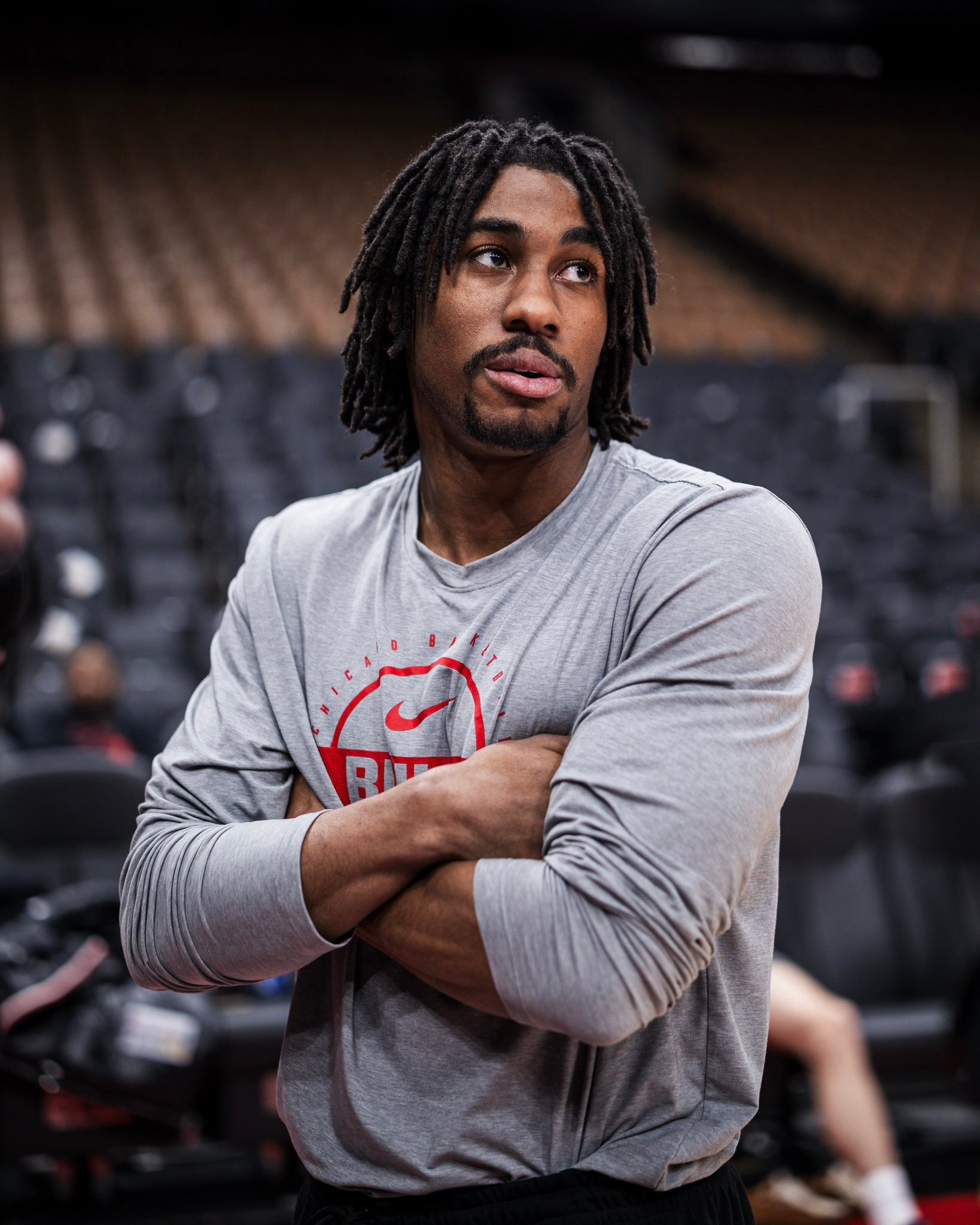 公牛宣布遭遇右脚趾扭伤的科林斯接受手术、赛季报销。艾维则是左膝酸痛，2周后复查。