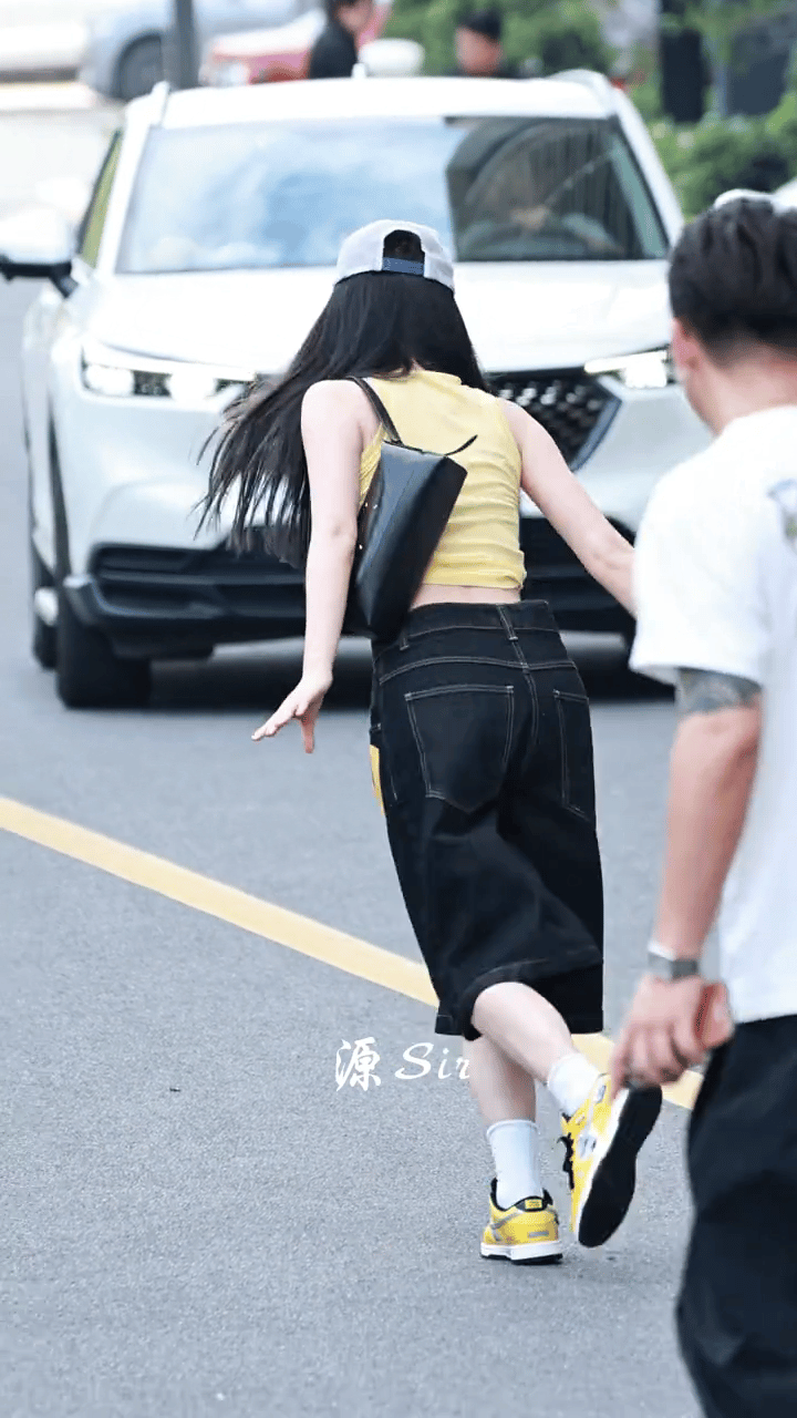 可是我孩跑起来手飞起来真的很萌啊(｡•﹃•｡)小飞鱼来喽～ 