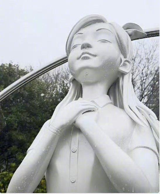 具俊晔在大S墓前录综艺具俊晔设计的大S雕像草图，没有一张像大S的……如果我说我喜