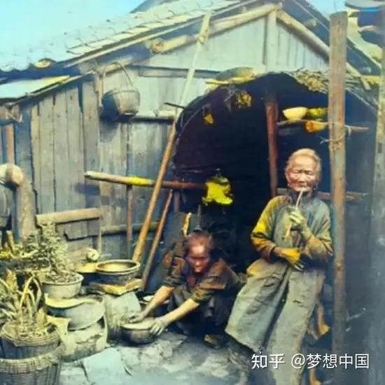 衣上补丁常作伴，盘中残粒每相亲。
屋漏偏逢连夜雨，衾寒未遇暖时薪。
腹内空空如野