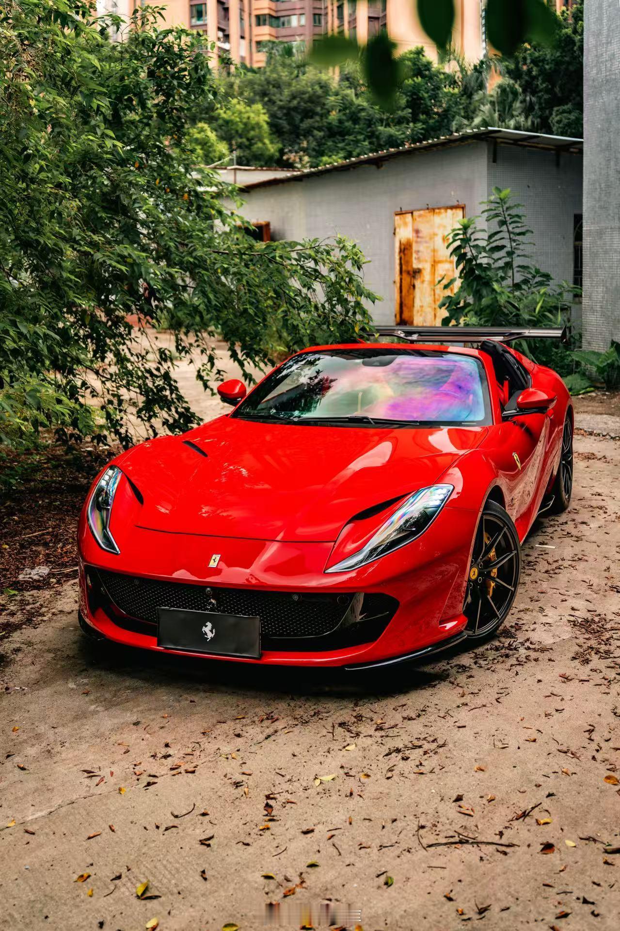 法拉利812 GTS 6.5L V12车辆颜色：ROSSO CORSA 内饰颜色