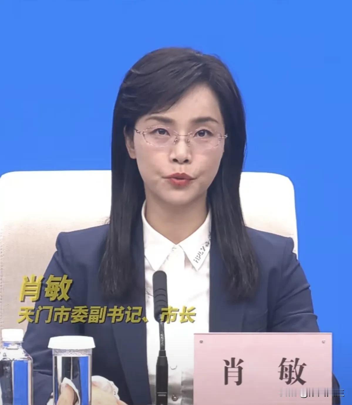 天门抖音女装、希音跨境电商销量全省第一

3月25日，天门美女市长肖敏在省新闻发