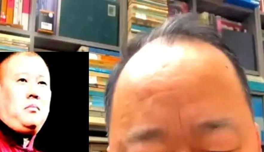 师胜杰当众反对收徒，转头却为郭德纲穿上长衫主礼。
你想想那场面。
满座前辈，他抖