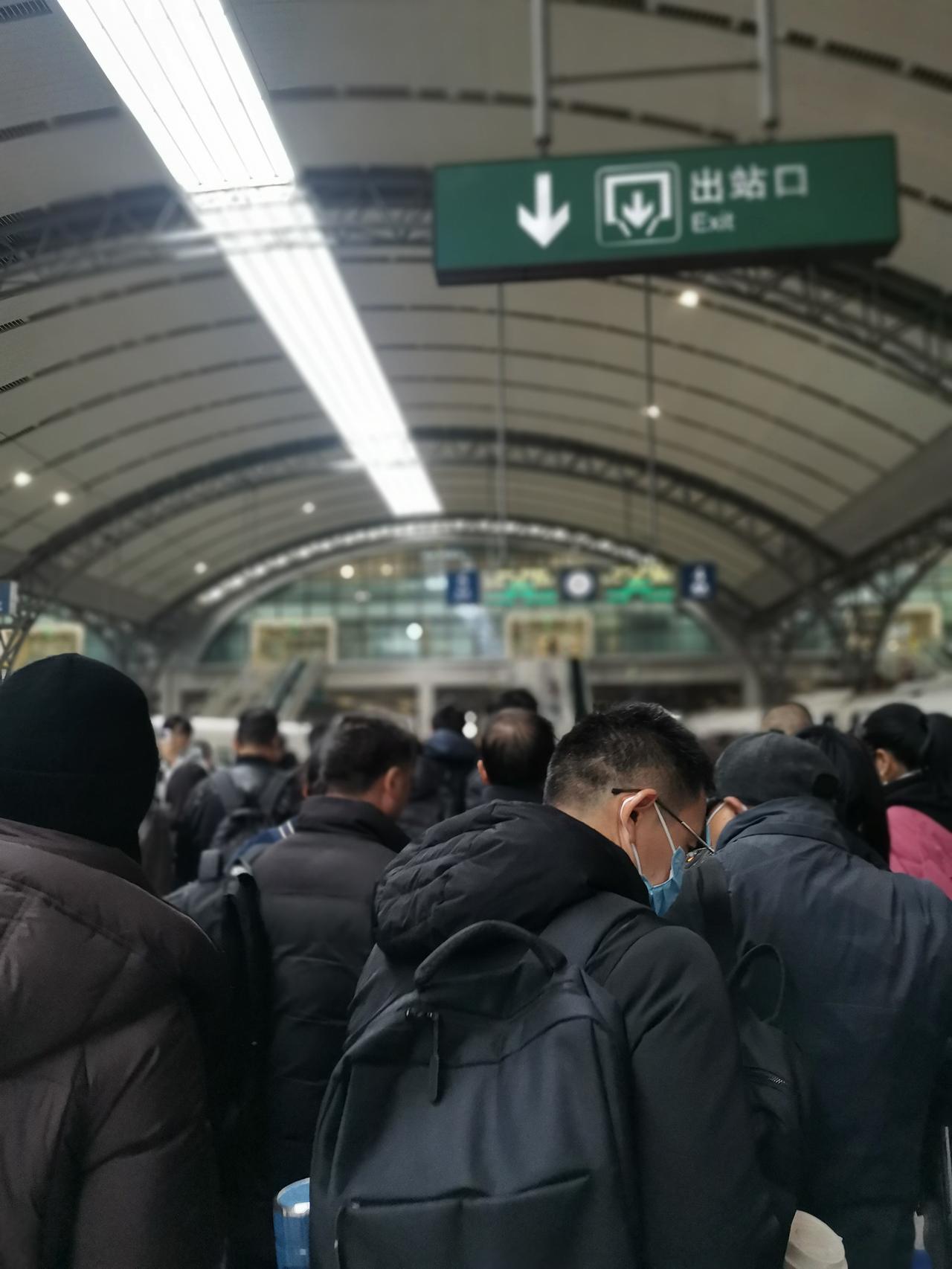 小女考研结束，
彻底放飞自我，
乐不思家，也不归家。

老母亲思女心切，
在家干