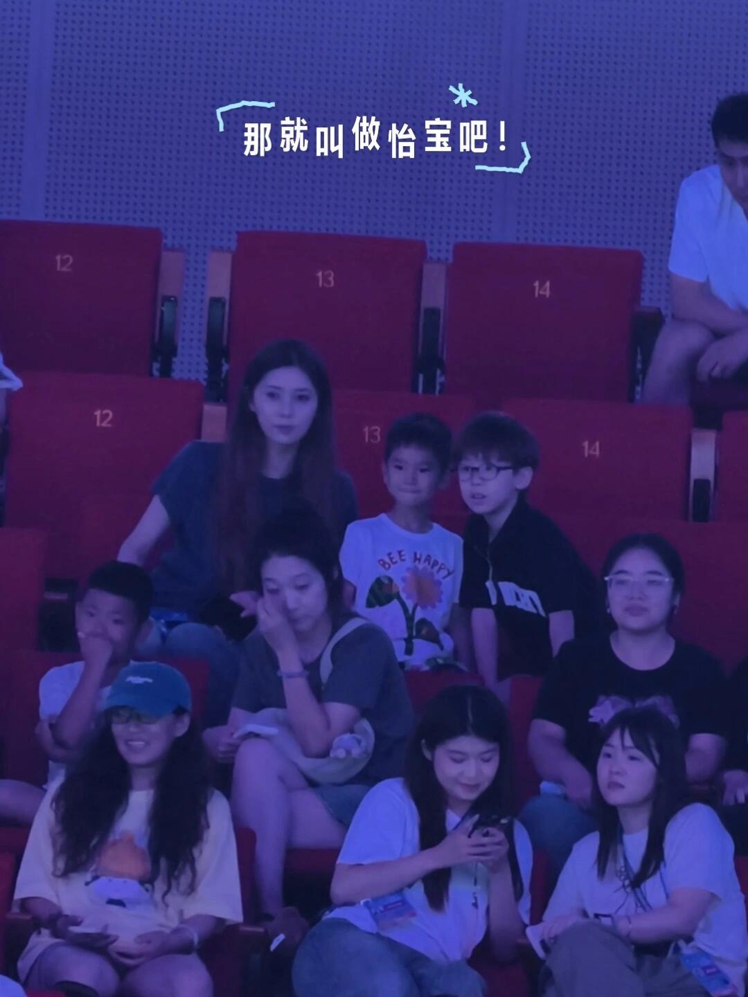 大胖媳妇的正面照，好漂亮，不愧之前是演员，真的是家有娇妻，两个儿子也好！
美丽颜