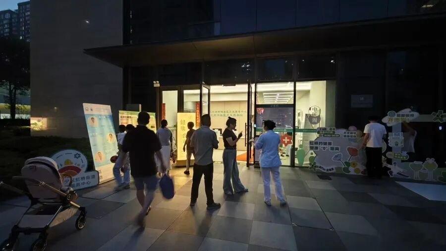 上海夜门诊老百姓叫好，推进需要更多保障最近，刷到不少上海“夜门诊”的消息，感到很