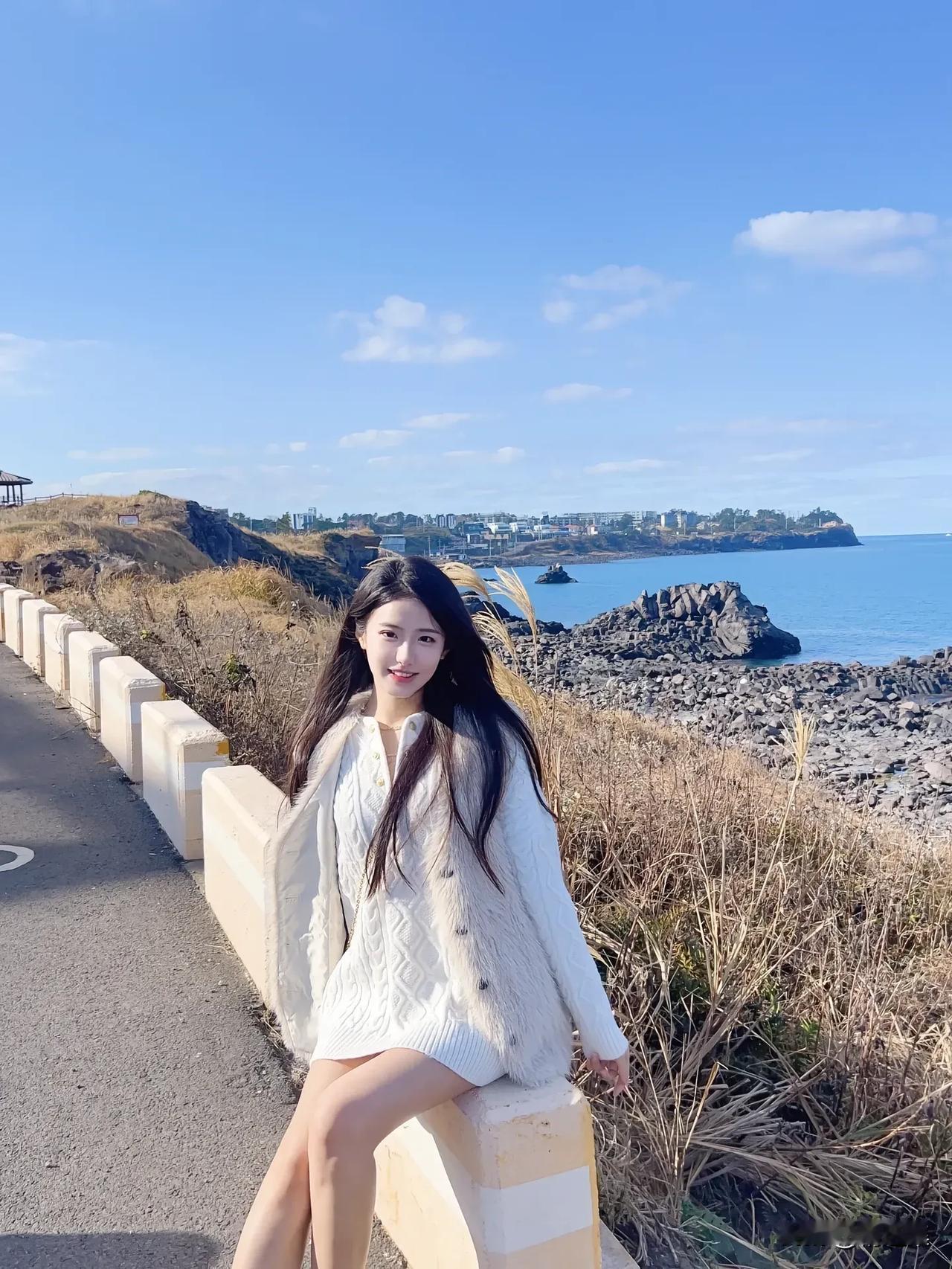 海边漫步，阳光下的美好时光