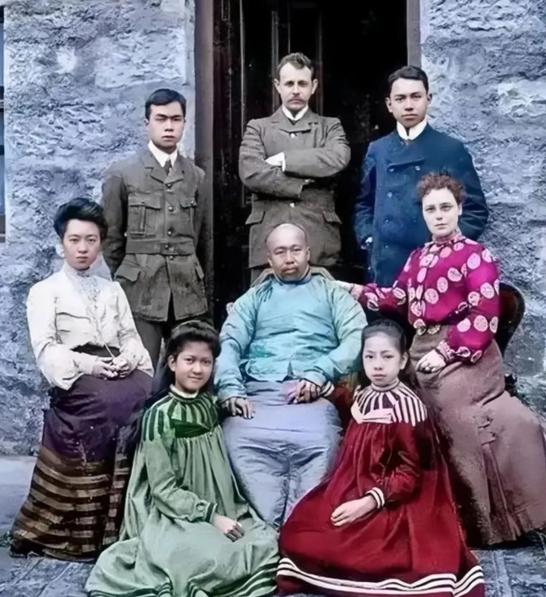 康有为流亡海外时的一张罕见的全家福，照片拍摄于1907年。"戊戌变法"失败后，六
