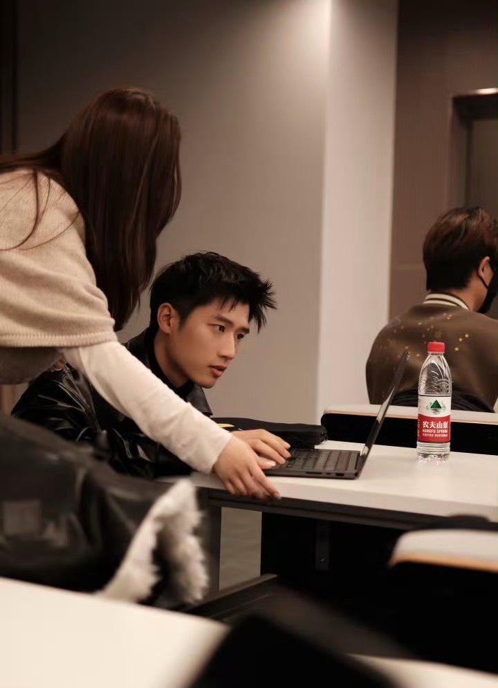 上交学霸+腾讯视频号算法工程师，一边写代码搭平台，一边颜值在线，认真搞技术的高哥