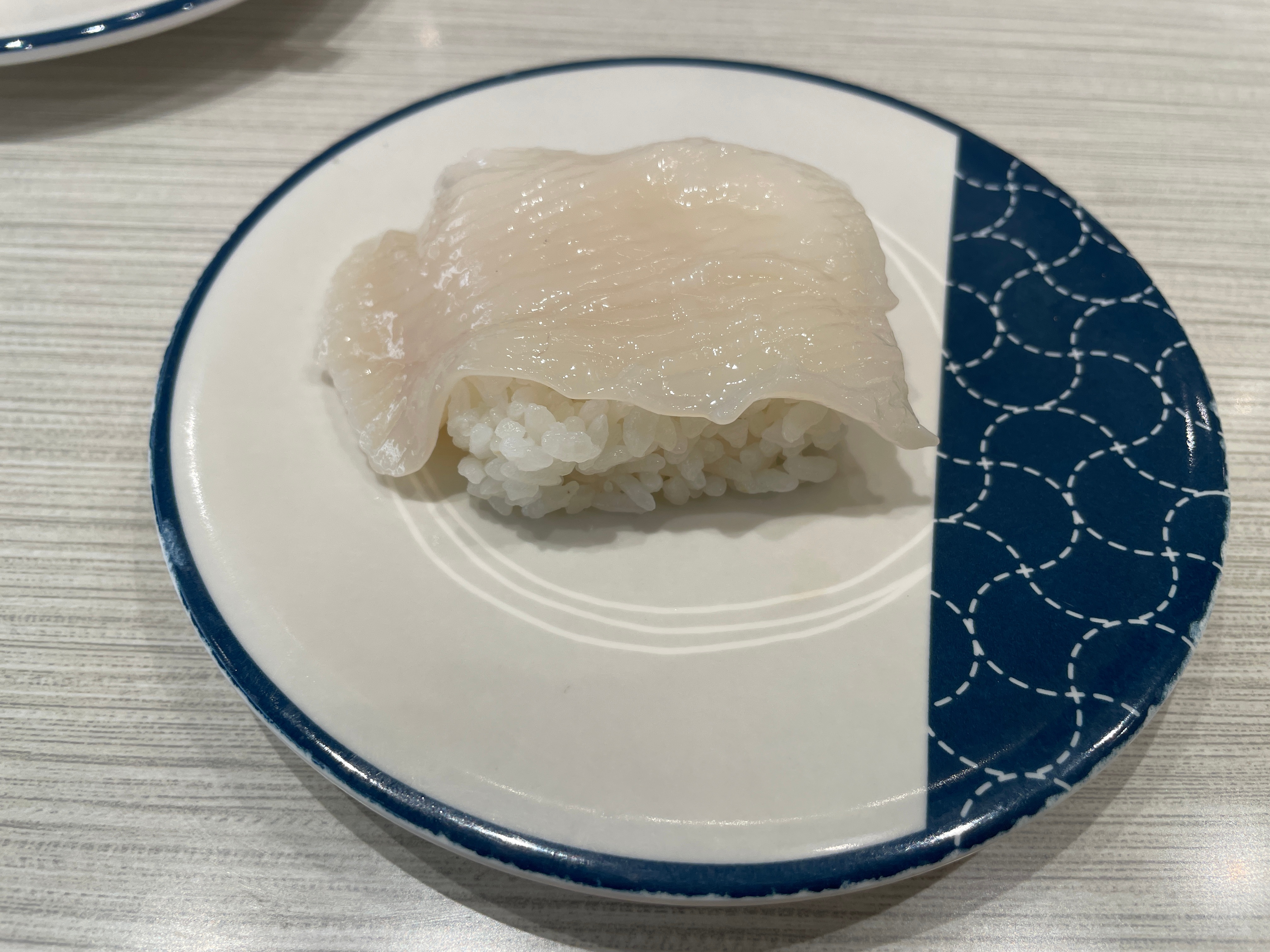 项目圆满完成，就来滨寿司聚餐庆功。招牌炙烤鱿鱼寿司带着焦香，鱿鱼肉嫩细腻，搭配爽