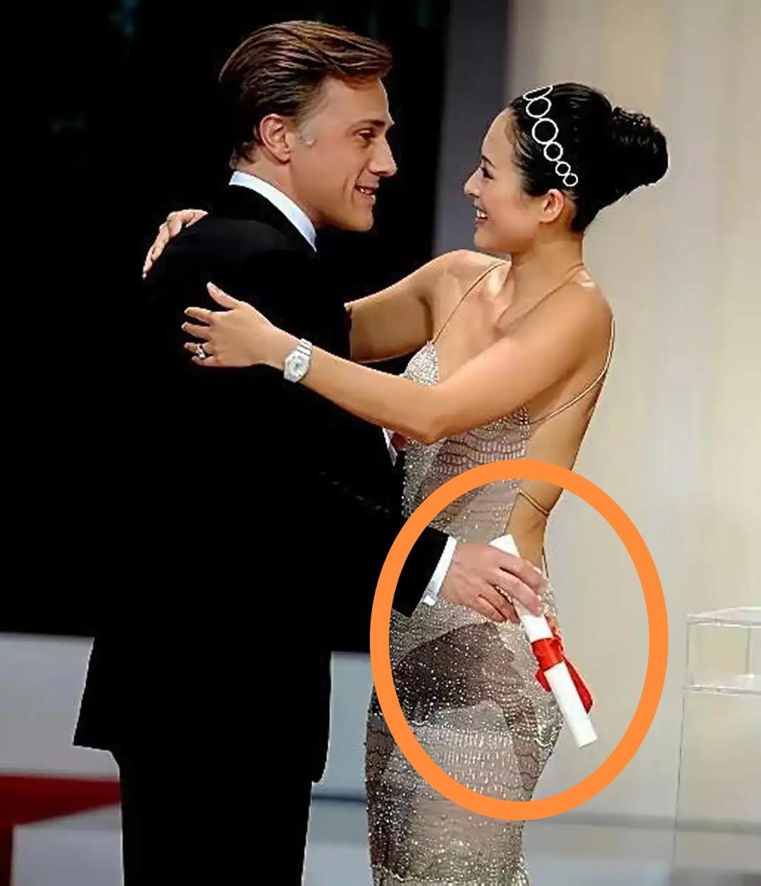 当年章子怡主动想拥抱这位身姿挺拔的外国男士，真的能看出对方特别有绅士风度。即便章