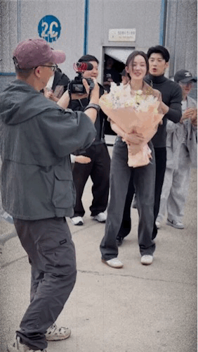 这个小朋友太喜欢古力娜扎了，一把抱住娜扎的腿就不撒手！女人最耐看的长相是什么样的