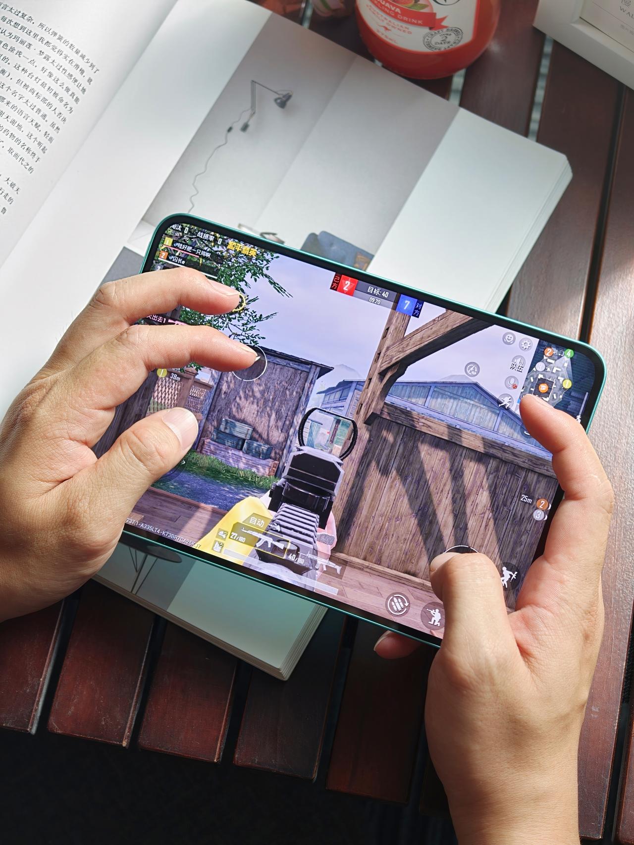 果然小平板才是最适合五指玩吃鸡的！
试了一圈才发现，玩和平精英还得是小平板！
最