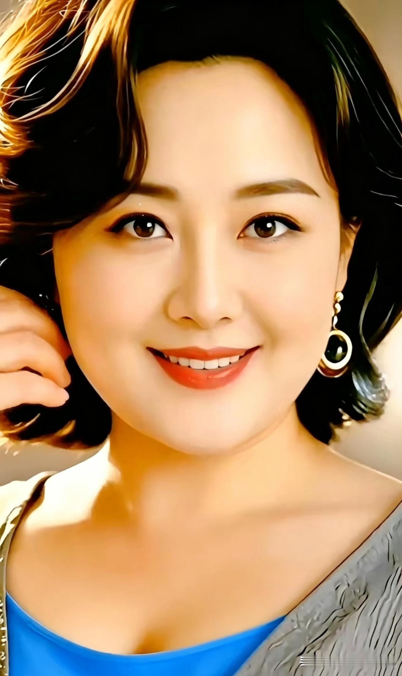 七律·温韵姿
 
卷发柔丝映暖光，环珠垂耳衬容芳。
眸含清润藏和气，唇漾春风溢善