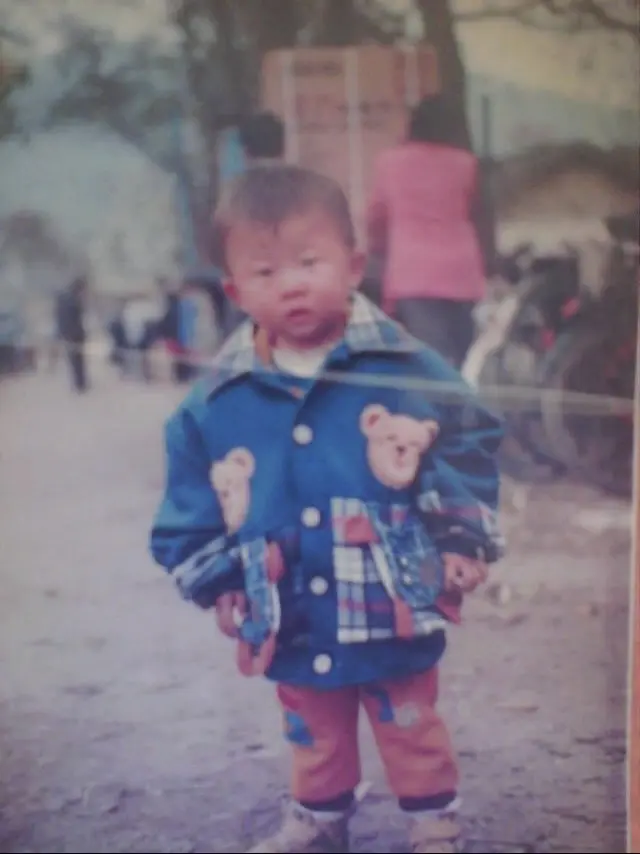 都说宝宝像我！这是25年前的我，真的很像吗？