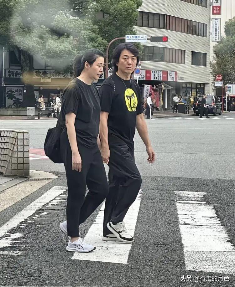 网友街头偶遇郑伊健夫妇，看着并没有荧幕里那么年轻帅气。