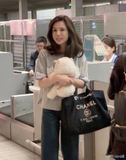 李若彤果然是“微胖才是绝色”！带点肉肉的状态美得刚刚好，比起纤瘦更显灵动鲜活，年