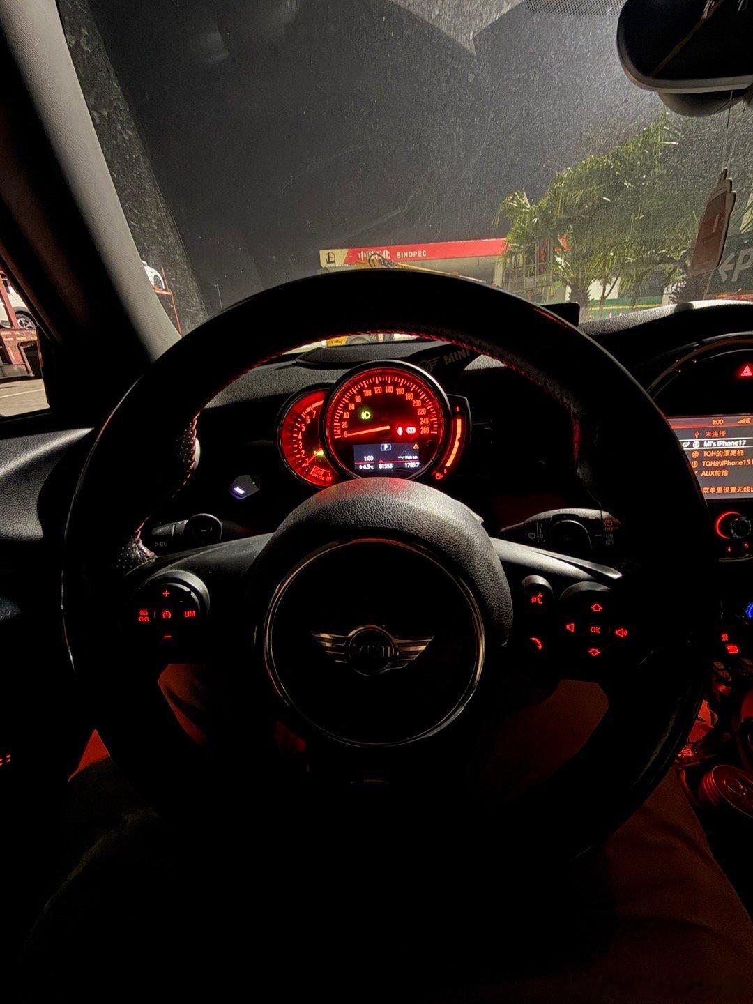 开着MINI午夜赶路回家，不会有任何瞌睡，不仅是因为驾控纯粹，还有就是底盘太硬，