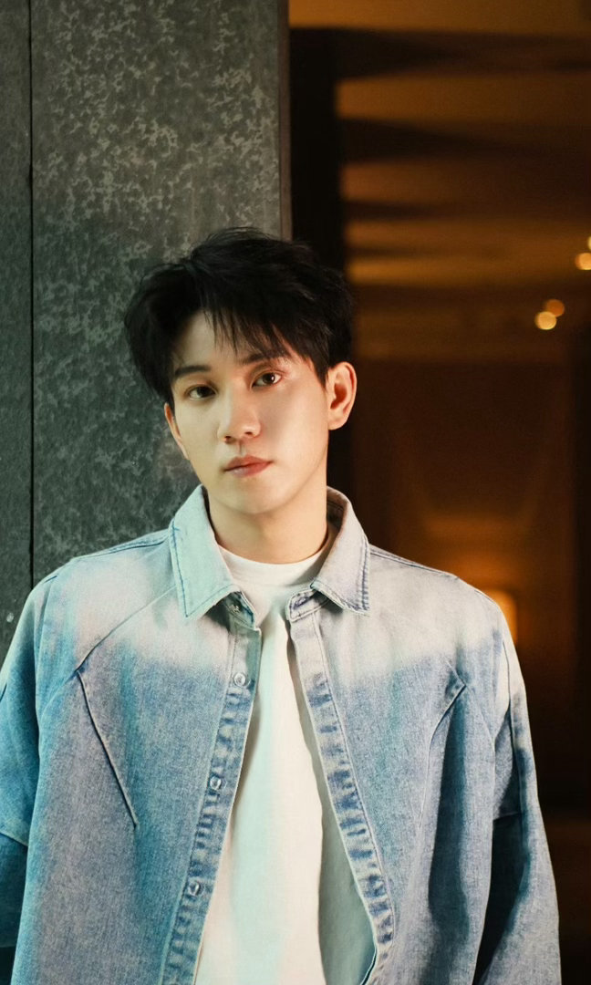 王子奇短短十天完成黑切白 前几天还是黑色外套金丝眼镜的酷装大佬，今天一身白衣直接