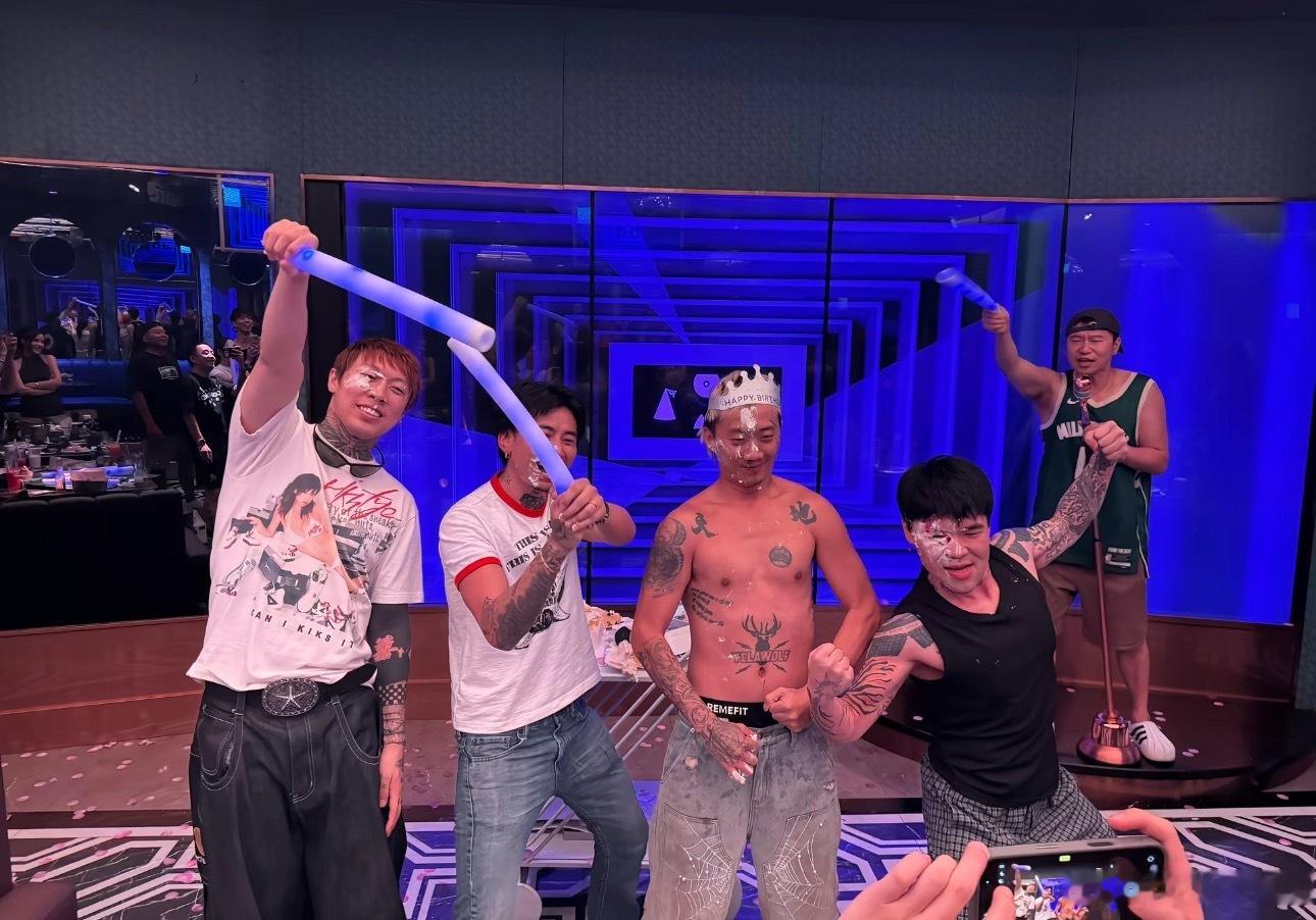 更高四兄弟同框为Melo庆生 