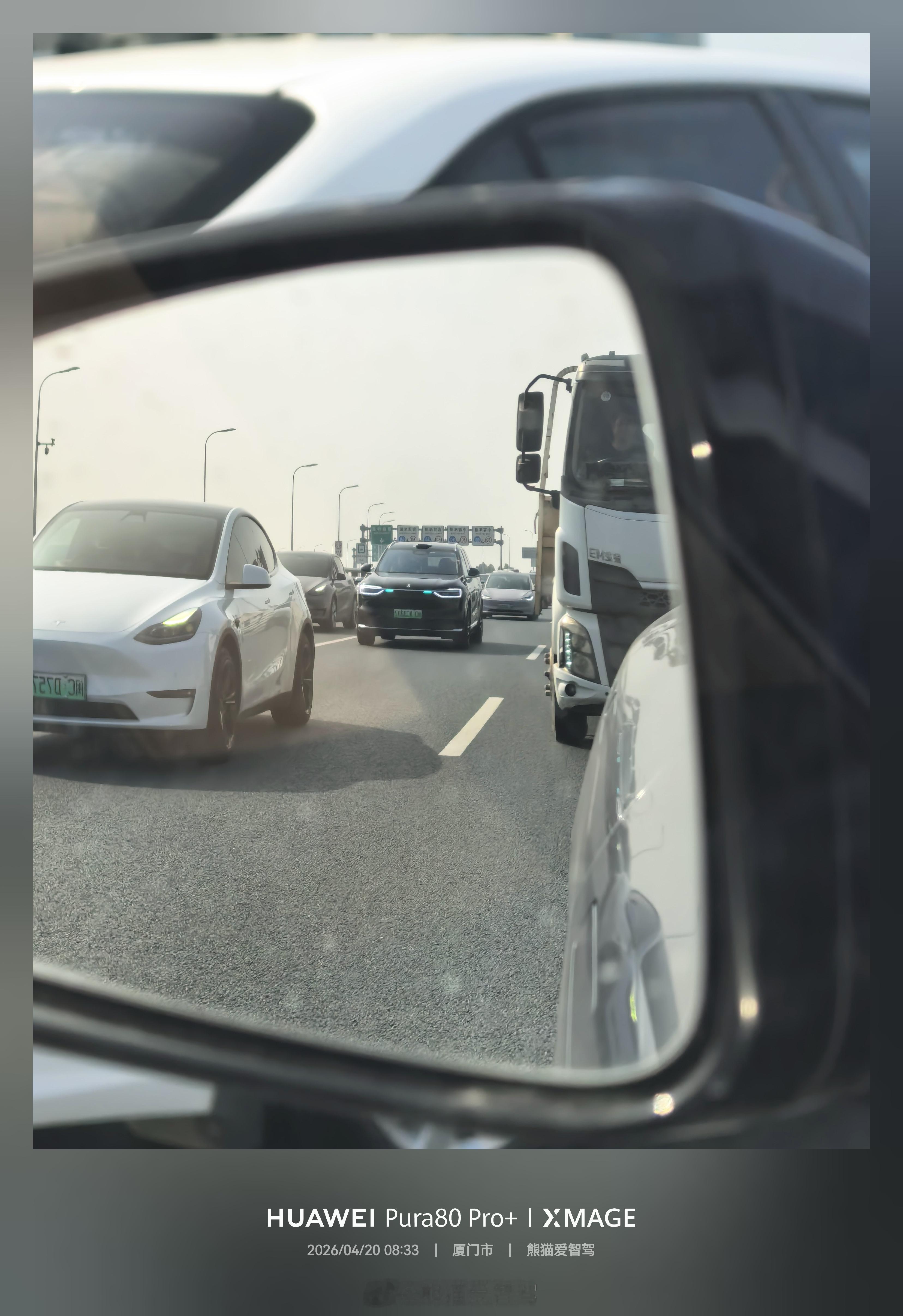 车流中的鸿蒙智行 车主们，开着智驾小蓝灯感觉好酷呀！全新问界m7 的小蓝灯不是挺