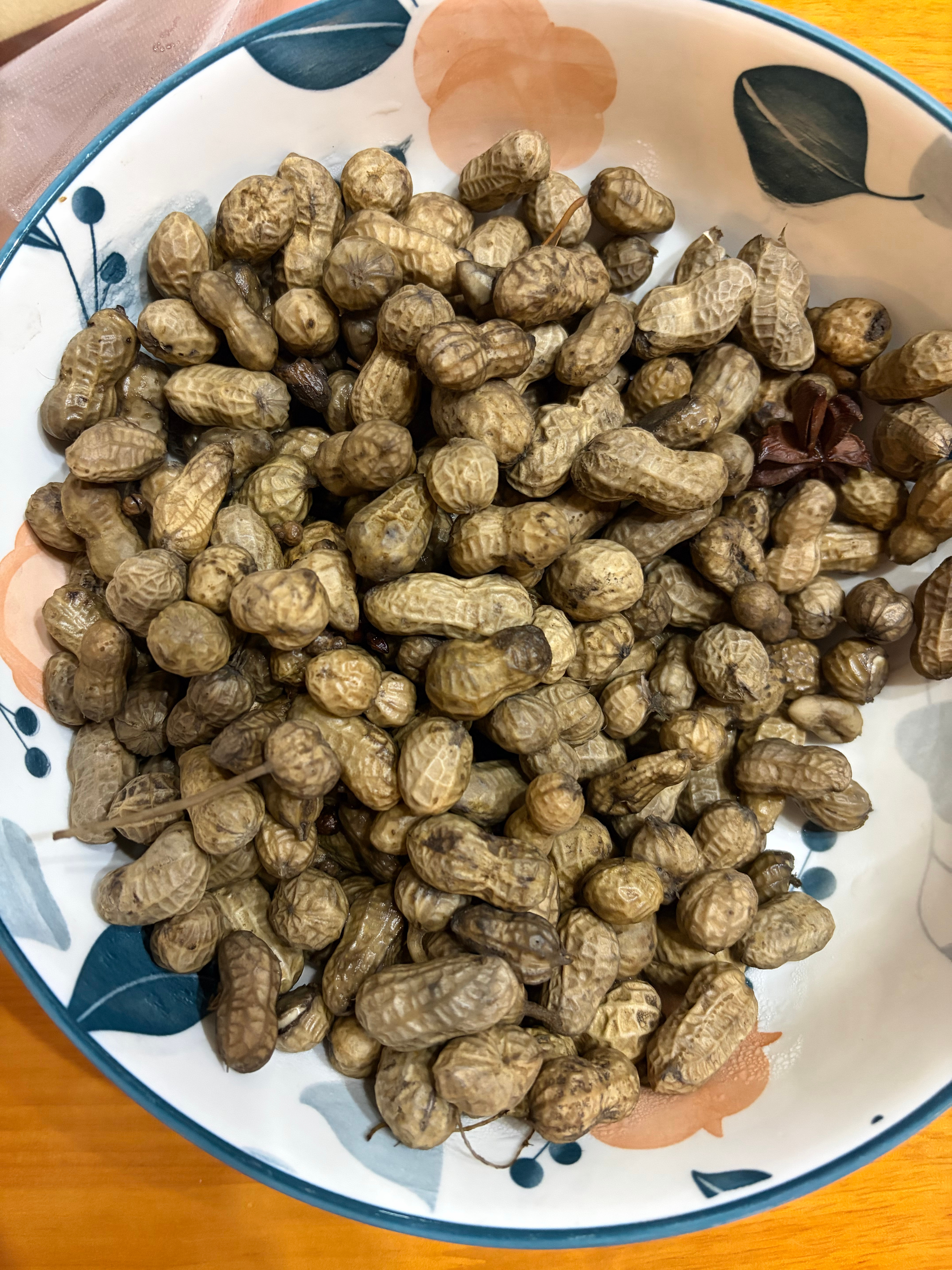今天晚上本来不饿，跟细狗去外面贴完手机膜走到小区附近点了烧烤，炸串，回来后婆婆熬