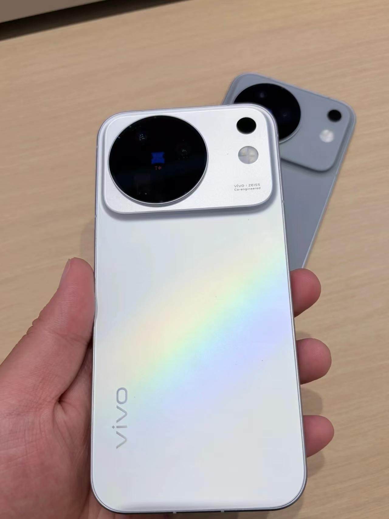 梦回X80，上代4399起，X500起售价要多少？
影像旗舰这两年的路子差不多，