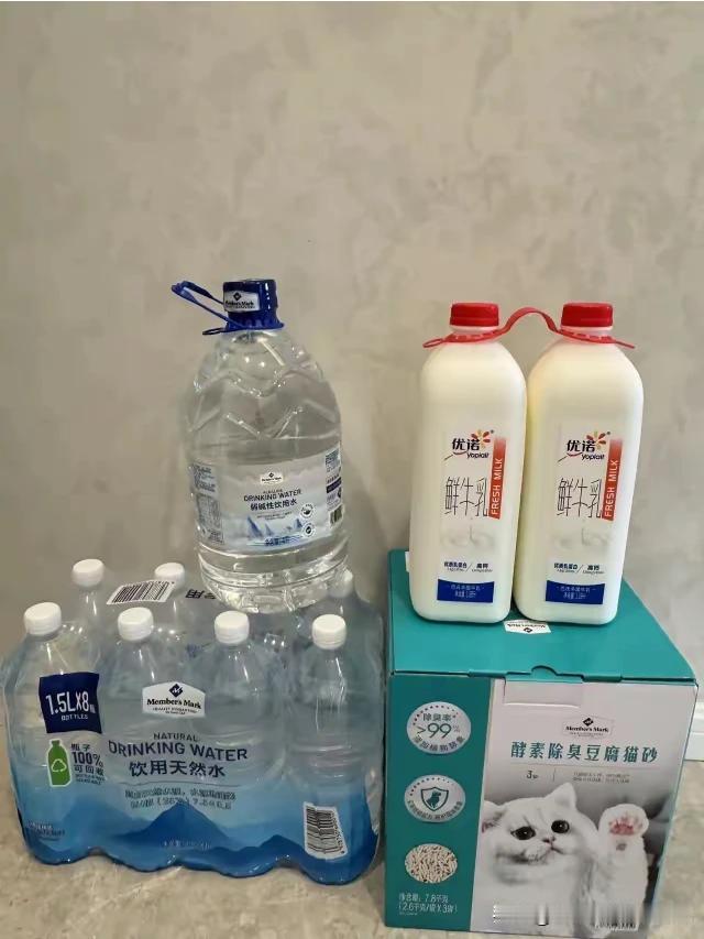 大家看到了吧，这些货快递员能一次拿在手里给你送上门吗？某人的富人思维就是給快递员