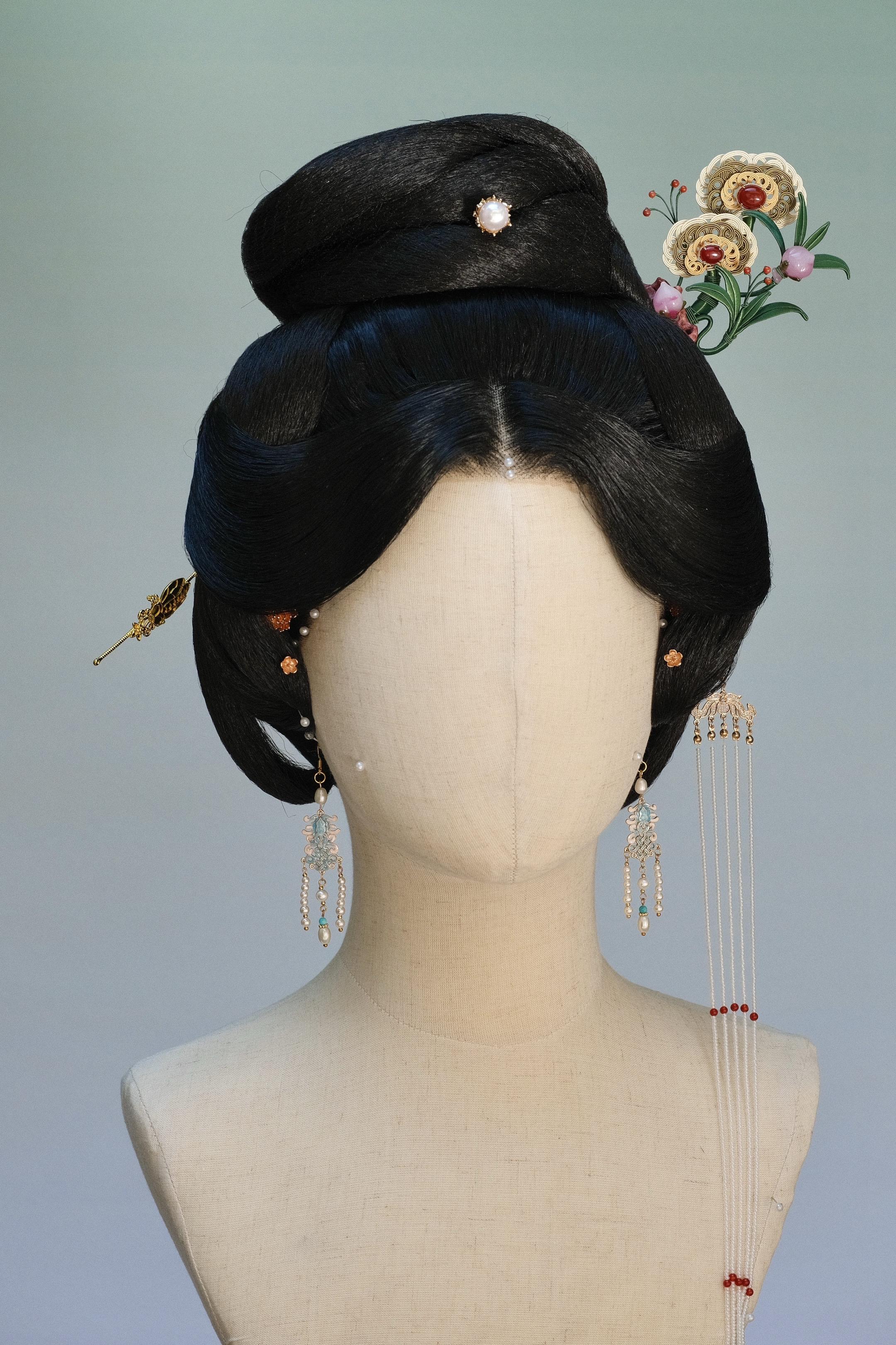 「 石卧芝云桃自仙 」。一支簪子融合了奇石、灵芝、翠竹、仙桃， 都是我爱的元素。