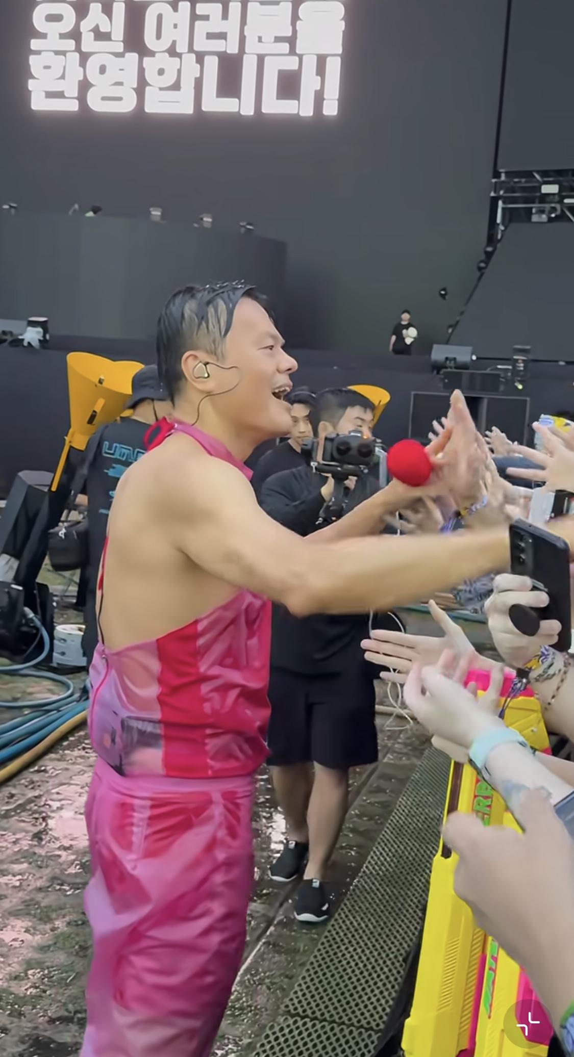 jyp朴振英真的穿上了他的粉红色肚兜，之前在社交平台晒过这个衣服，还要控制身材，