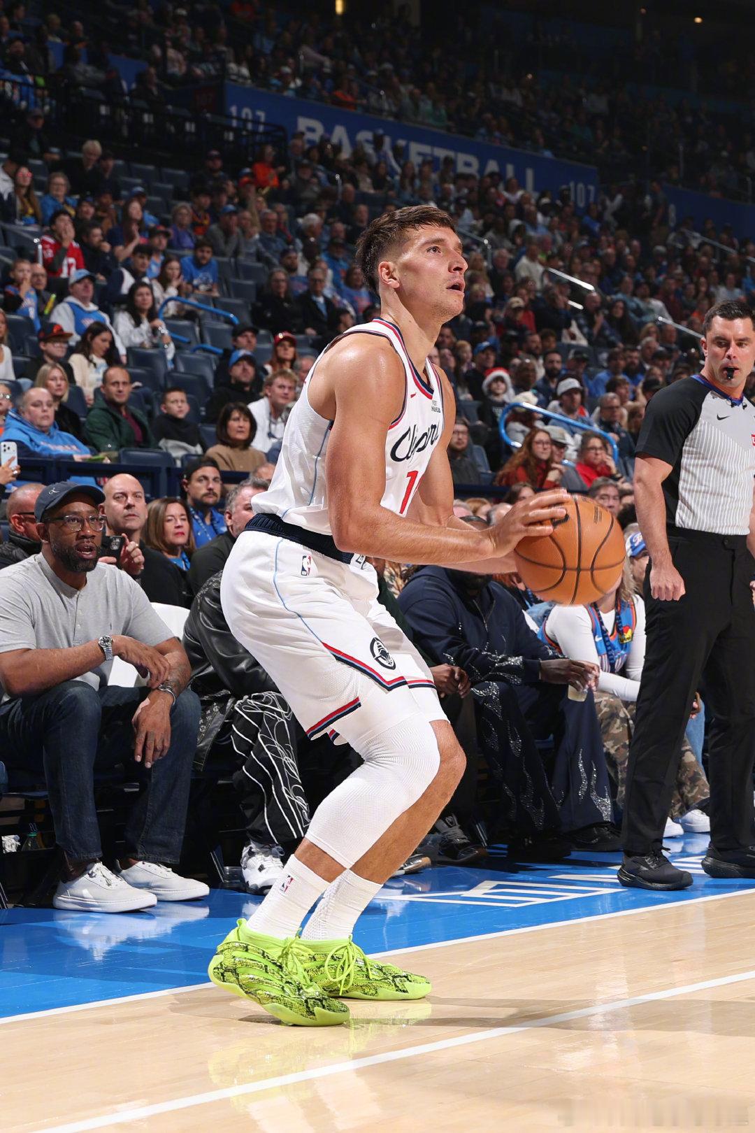 首节打完，快船33比27领先雷霆!  cr：洛杉矶快船 