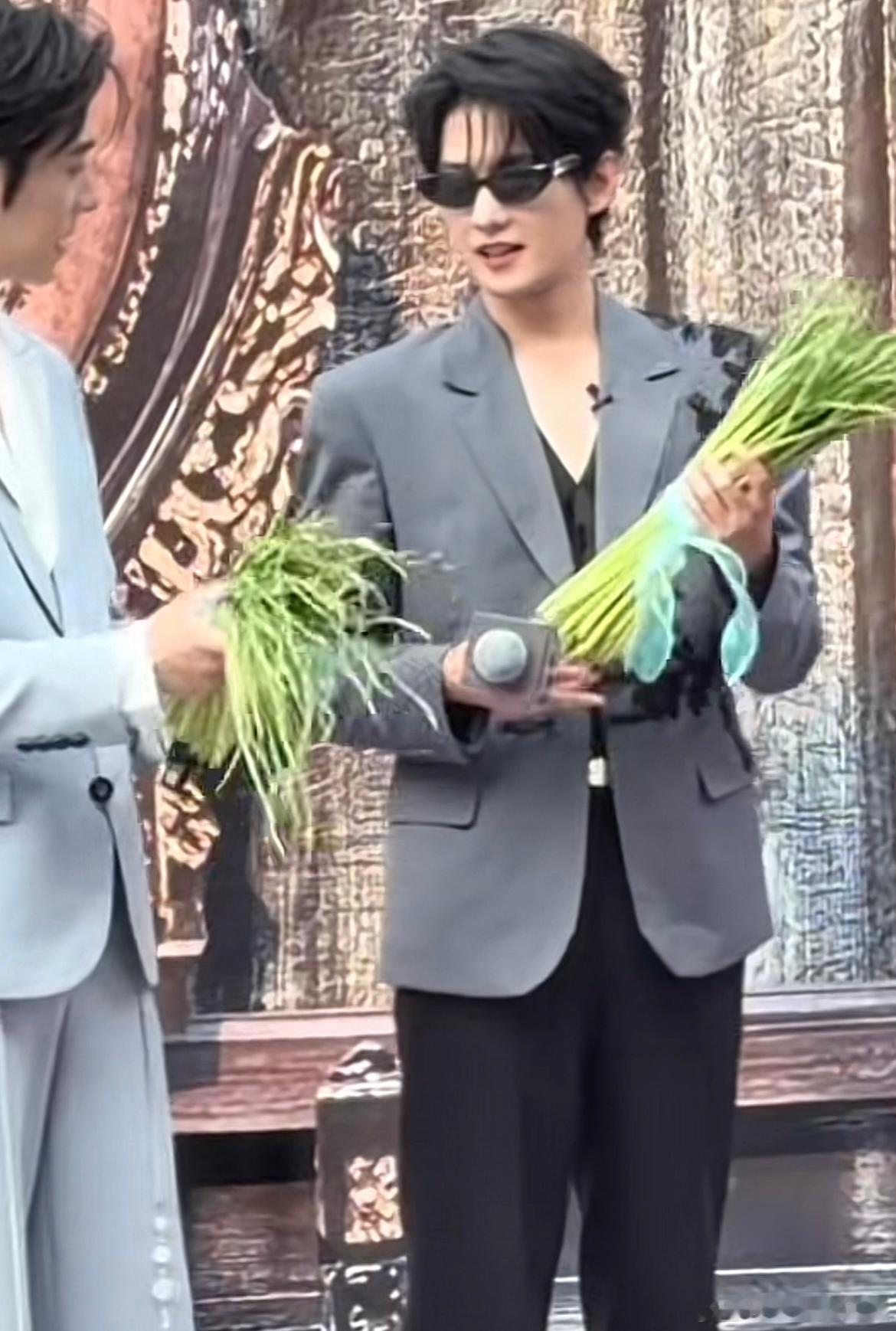 杨洋来了河南也得带一把蒜薹回去 