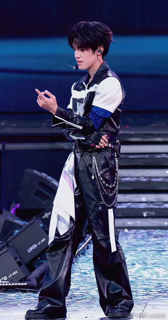 张泽禹绿海 张泽禹solo夯到我手机都在震！绿海摇曳成他歌声的波形图，每句尾音都