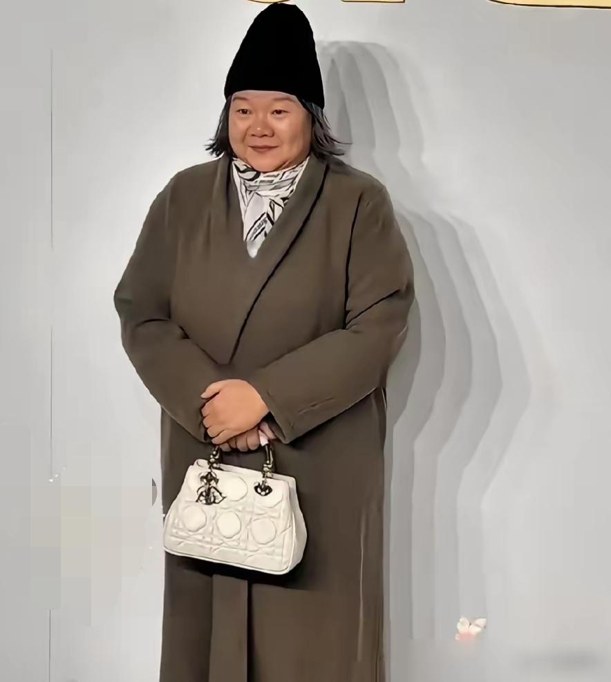 她外表长相又黑又壮，像农村身强力壮的农村妇女，但是有种美叫腹有诗书气自华的美，这
