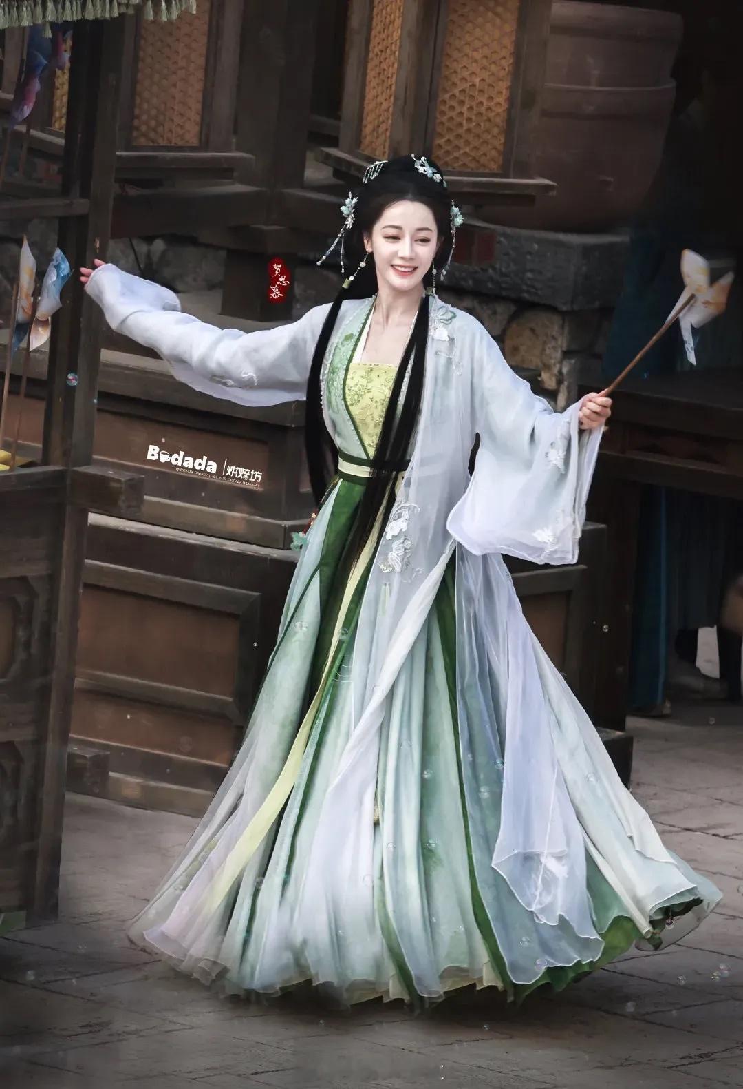迪丽热巴慕胥辞路透，感觉被美貌霸凌了，风轻轻吹动热巴的长发，简直仙女下凡啊！爱的