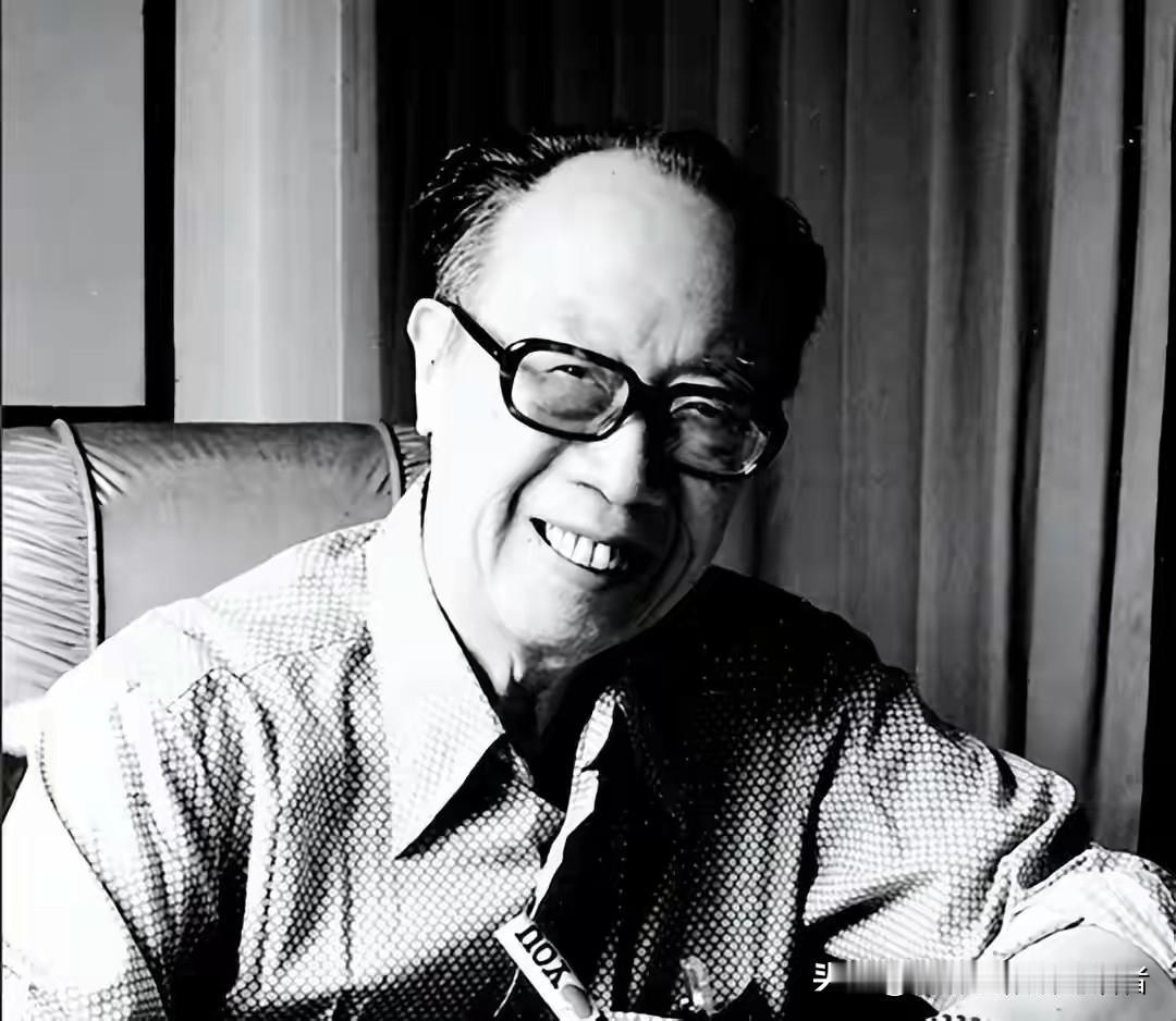 1940年梁实秋欲访问延安，毛主席点名拒绝：不欢迎梁实秋到延安。
 
这则明确的