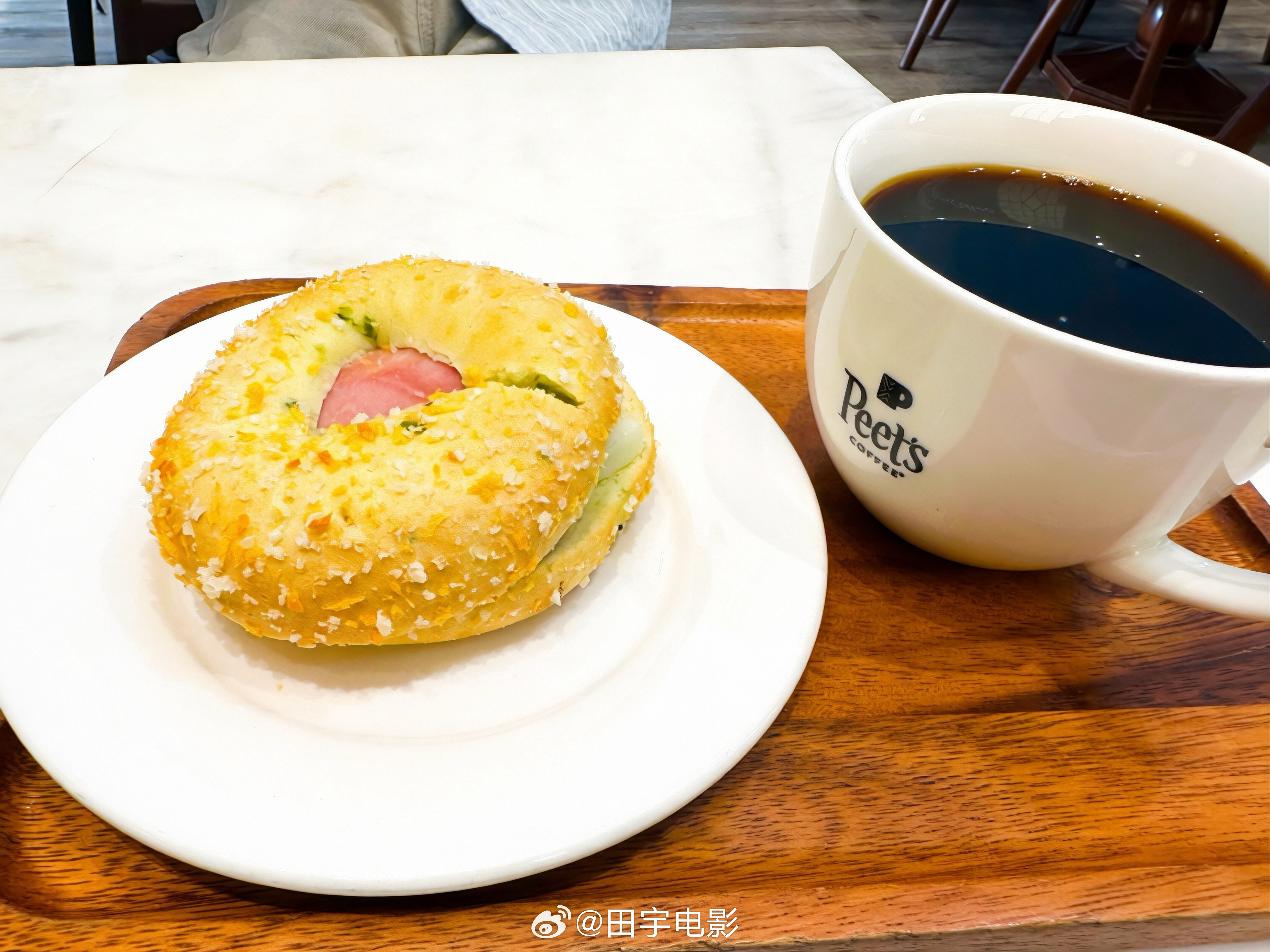 今天的幸福早餐，☕咖啡+太阳蛋培根贝果三明治🥯，下午再去看个片儿，又是充实的一