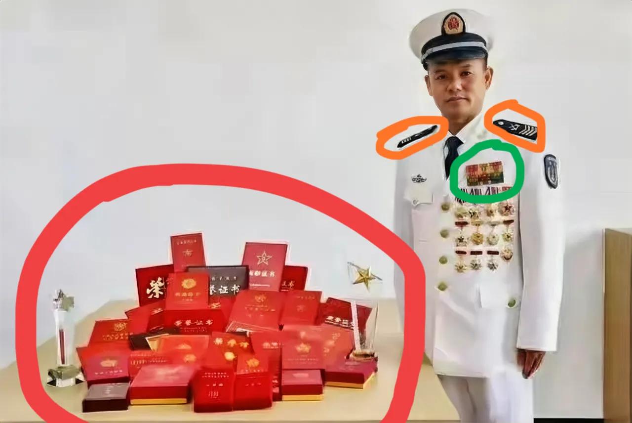难得一见！看，这是一位海军一级军士长！从着装上看，战功赫赫呀！获奖证书、奖杯堆了