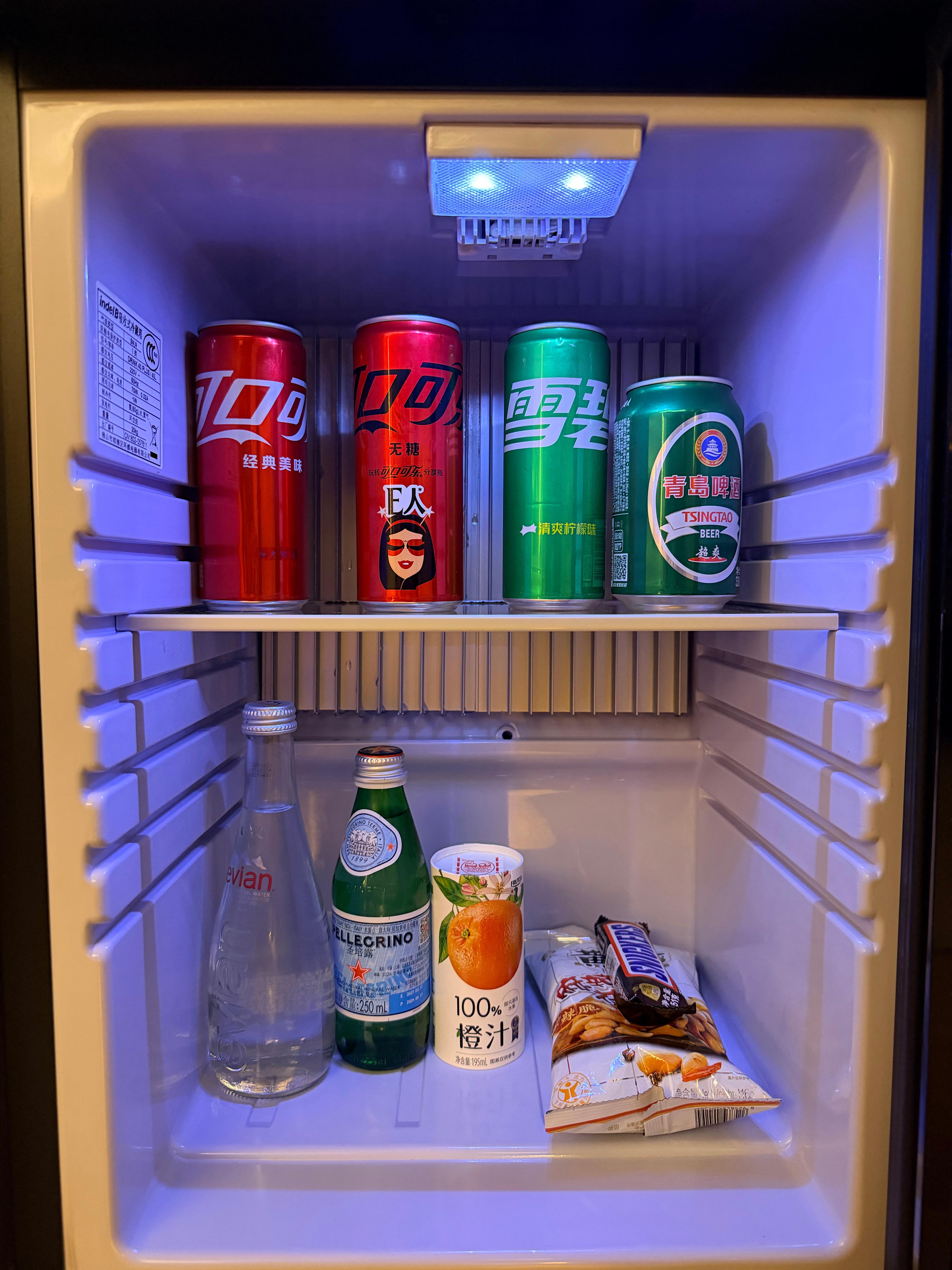 住酒店最幸福的是冰箱里面有吃的，没上锁，没价格～[淡淡的] ​​​