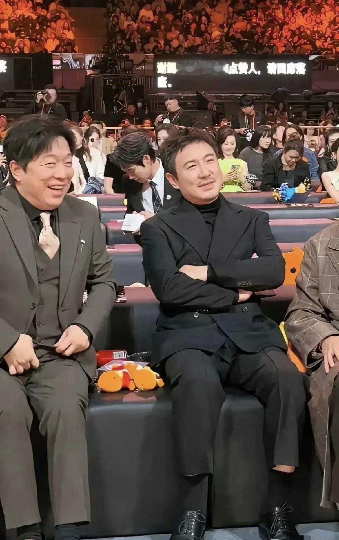 惊呆了，黄渤还得对沈腾点头哈腰吗？[泣不成声]