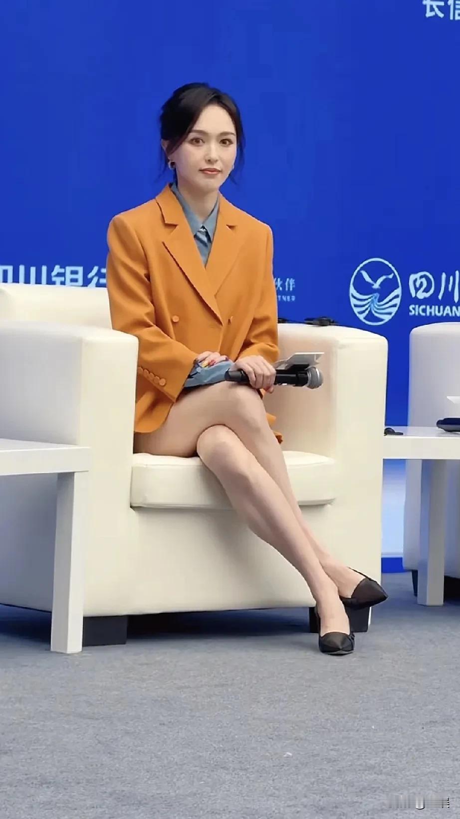 唐嫣坐在椅子上，手拿话筒。