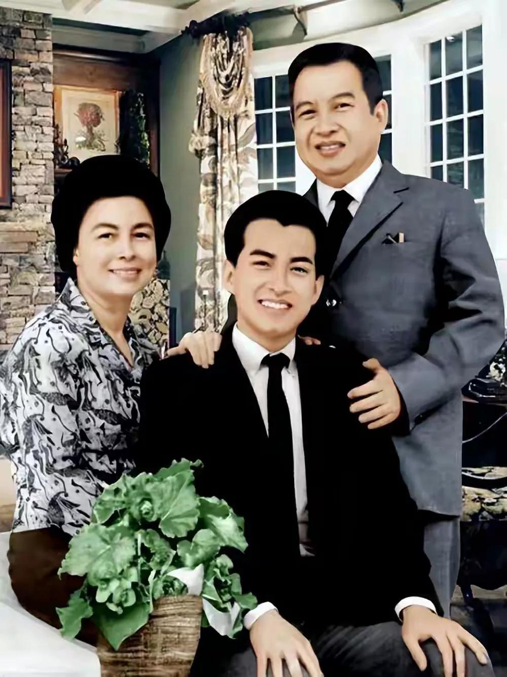西哈莫尼国王有多英俊? 西哈莫尼国王从小到老都是非常英俊，五官精致，眉清目秀，齿