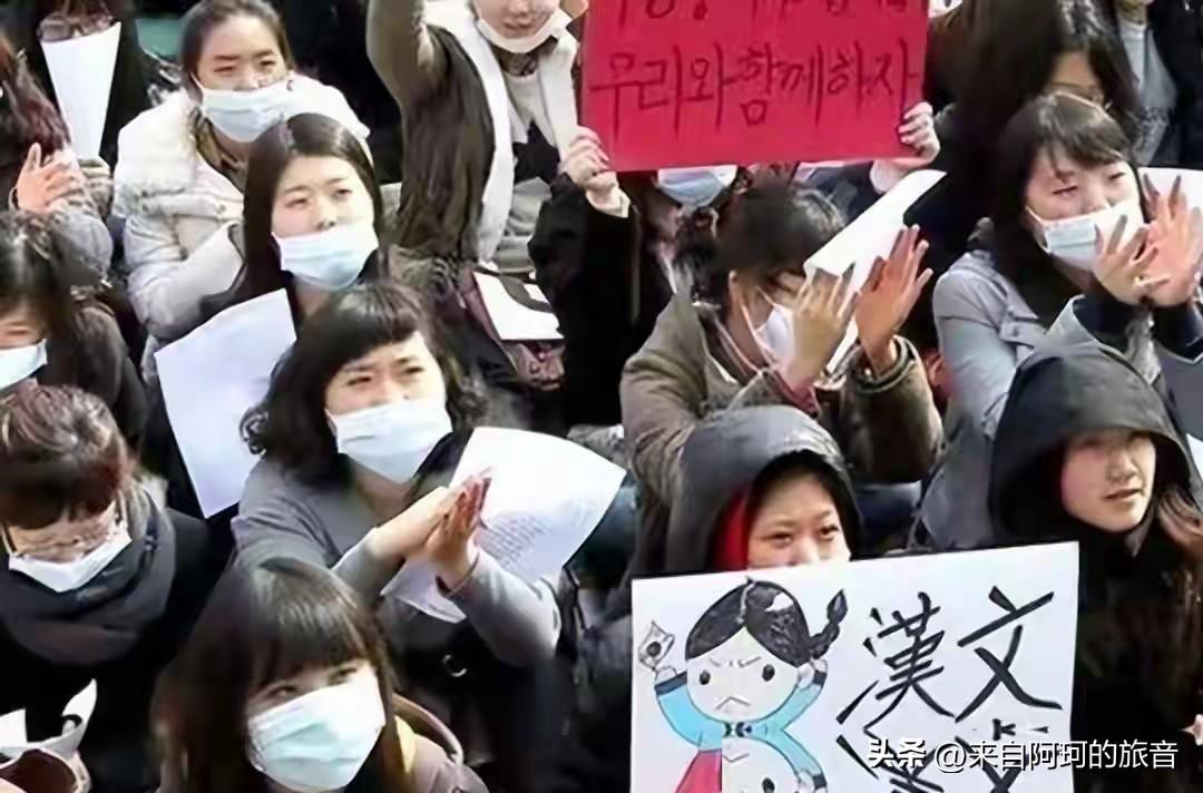 李在明坐在主席台上，接过金彦钟的话头，笑着说了一句所以才会有人写成罪名吧。会议室