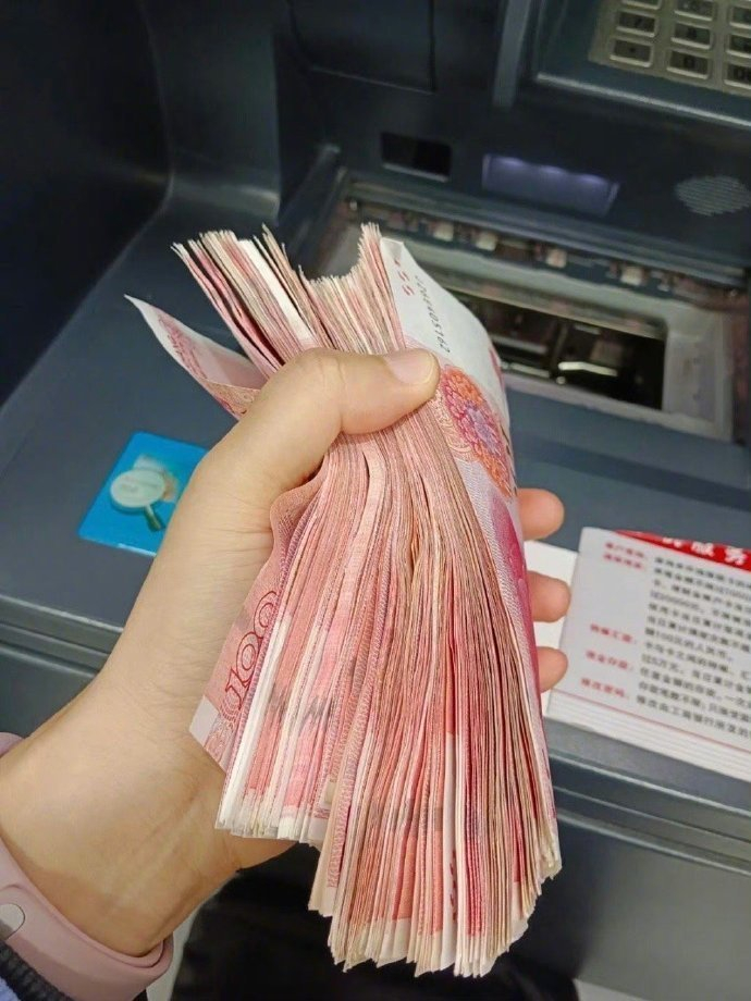 钱和被爱才是疲惫生活中的解药， 一个让你物质富裕，一个让你精神愉悦。 