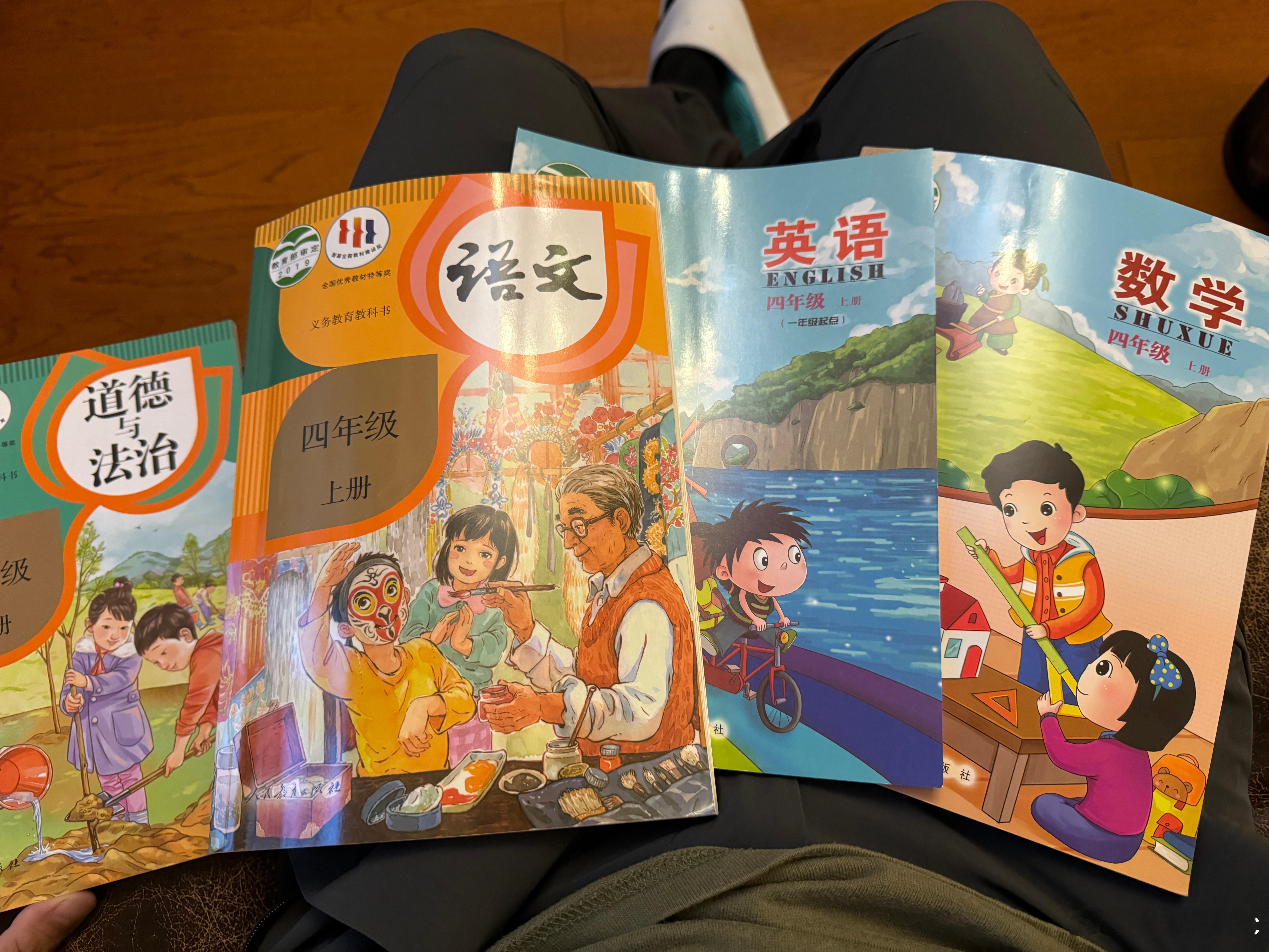 发新书了同学们，记得给书包皮 ​​​