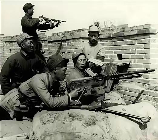 1939年，八路军115师第5支队子弹打光，被一千多名日寇包围。

就在龙书金准