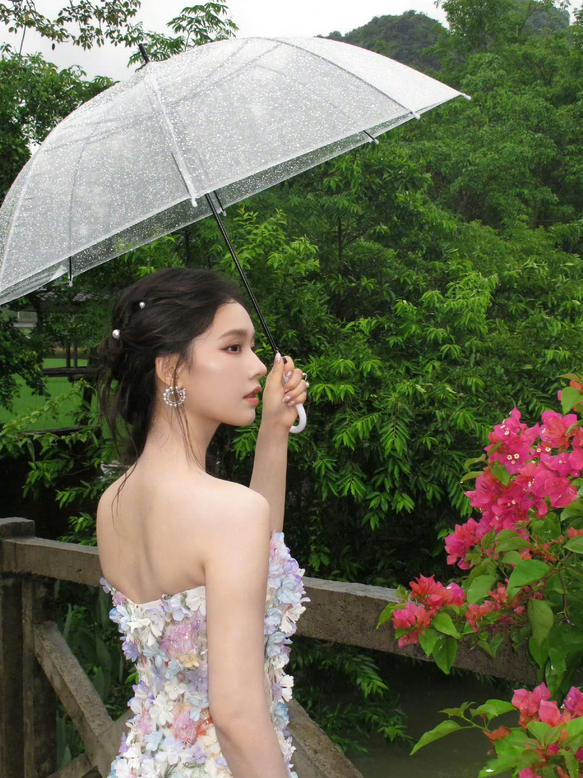 全广西都在偶遇林允在广西偶遇林允同看烟花烟火盛会偶遇林允也太惊喜了，广西随处可见