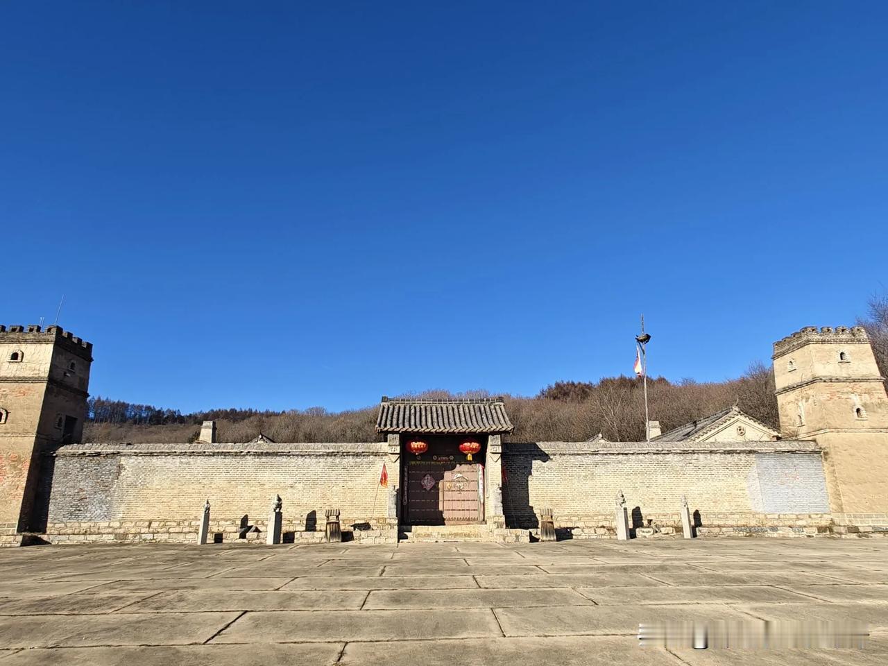 冬日生活打卡季吉林省东丰县扎兰芬围民俗文化园，这里是山上的地主大院，大门锁着呢，