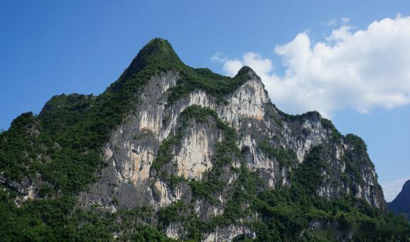 【九马画山】桂林漓江著名的景观之一，是大自然的笔墨奇观。它临江而立，石壁如削，五